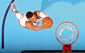 Russell Westbrook von den Oklahoma City Thunder erzielt per Dunking zwei Punkte.