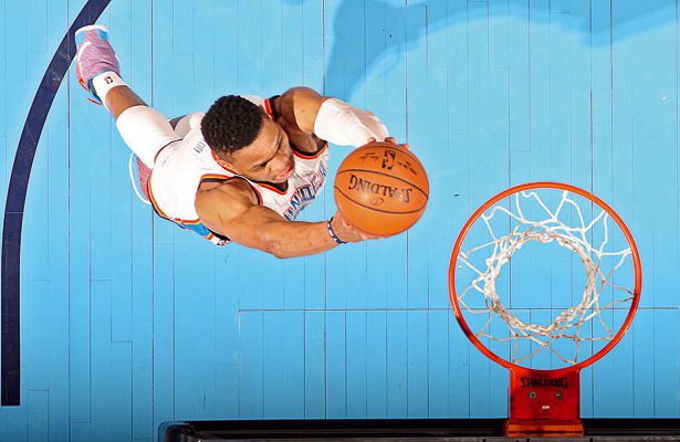 Russell Westbrook von den Oklahoma City Thunder erzielt per Dunking zwei Punkte.