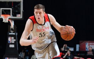 Isaiah Hartenstein von den Houston Rockets zieht in einem Spiel der NBA Summer League mit dem Ball zum Korb.