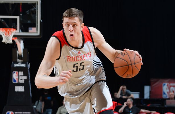 Isaiah Hartenstein von den Houston Rockets zieht in einem Spiel der NBA Summer League mit dem Ball zum Korb.