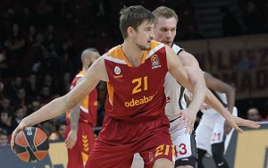 Tibor Pleiss von Galatasaray Istanbul dribbelt mit dem Rücken zum Korb.