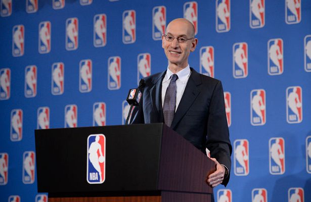 Adam Silver bei einer NBA-Pressekonferenz am Rednerpult.