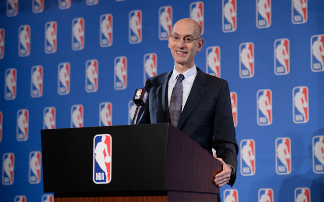 Adam Silver bei einer NBA-Pressekonferenz am Rednerpult.
