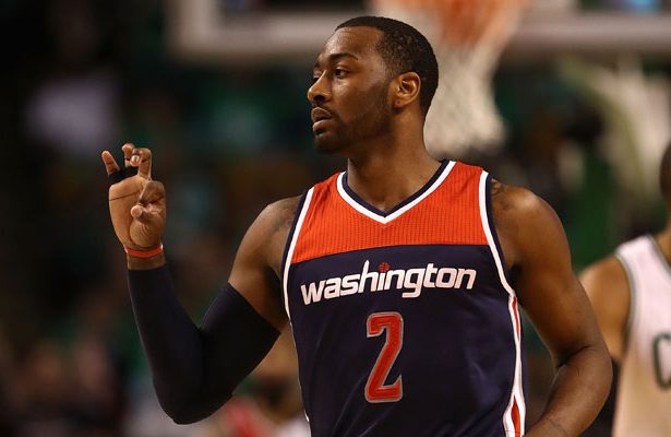 John Wall von den Washington Wizards bejubelt in einem NBA-Spiel einen Korb seines Teams.