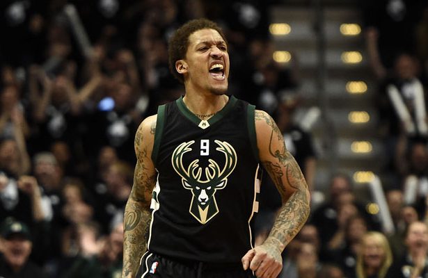 Michael Beasley von den Milwaukee Bucks feiert einen Korberfolg in einem NBA-Spiel.