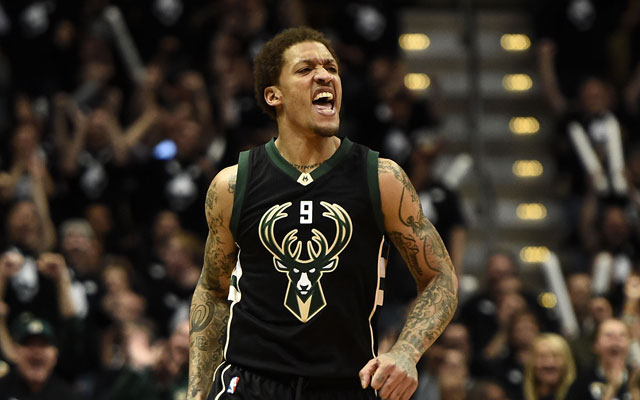 Michael Beasley von den Milwaukee Bucks feiert einen Korberfolg in einem NBA-Spiel.