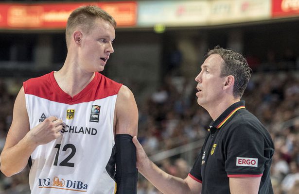 Robin Benzing und Chris Fleming im Gespräch bei einem Basketball-Länderspiel.