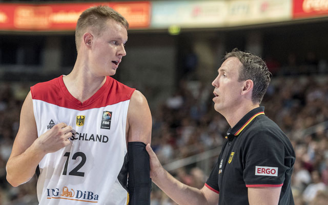 Robin Benzing und Chris Fleming im Gespräch bei einem Basketball-Länderspiel.