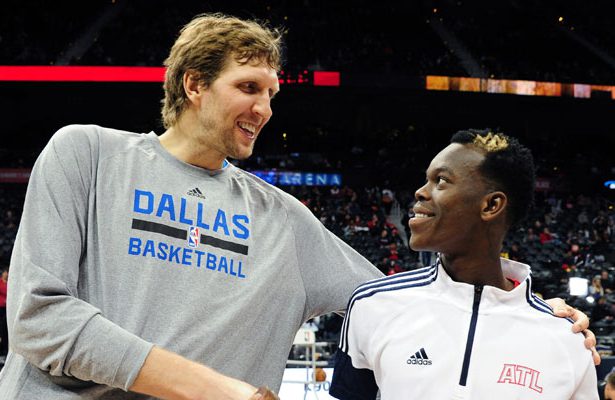 Dennis Schröder und Dirk Nowitzki begrüßen sich vor einem Spiel.