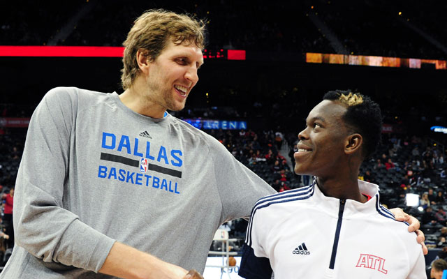 Dennis Schröder und Dirk Nowitzki begrüßen sich vor einem Spiel.
