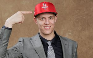 Isaiah Hartenstein beim NBA-Draft 2017 mit der Kappe der Houston Rockets.