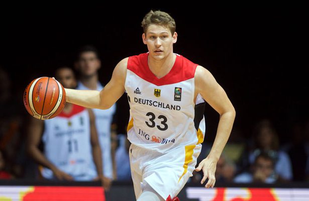 Patrick Heckmann von der deutschen Basketball-Nationalmannschaft dribbelt im Spiel gegen Belgien nach vorne.