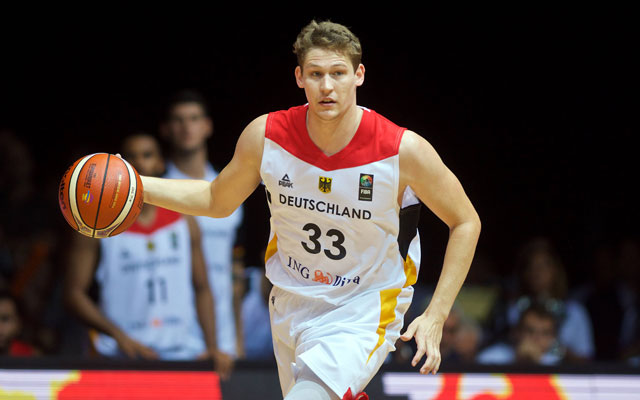 Patrick Heckmann von der deutschen Basketball-Nationalmannschaft dribbelt im Spiel gegen Belgien nach vorne.