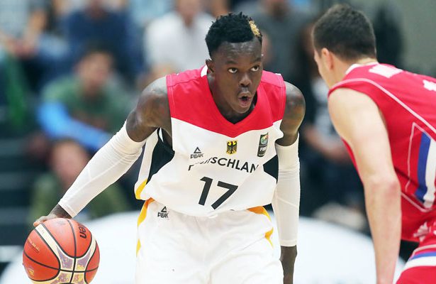 Dennis Schröder beim Spiel der deutschen Basketball-Nationalmannschaft gegen Serbien.