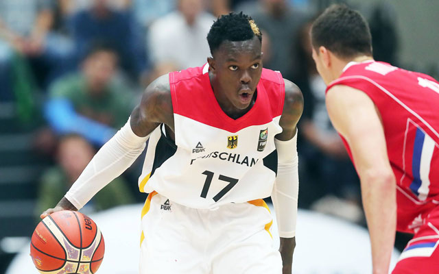 Dennis Schröder beim Spiel der deutschen Basketball-Nationalmannschaft gegen Serbien.