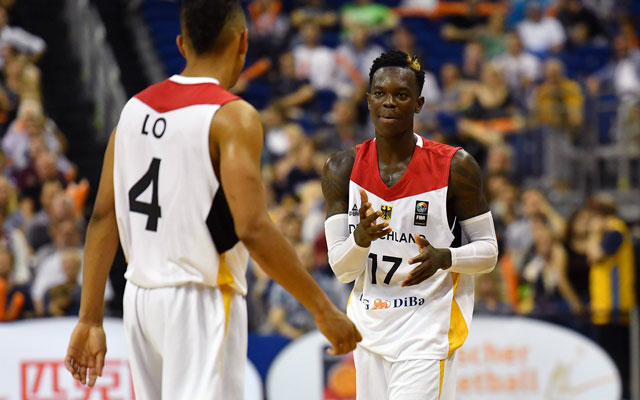 Dennis Schröder und Maodo Lo bei einem Länderspiel der deutschen Basketball-Nationalmannschaft.