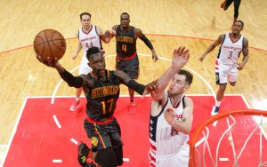 Der deutsche NBA-Spieler Dennis Schröder beim Versuch, per Korbleger zu punkten.