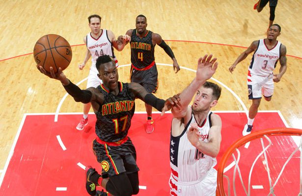 Der deutsche NBA-Spieler Dennis Schröder beim Versuch, per Korbleger zu punkten.