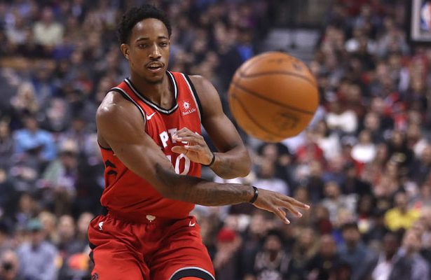 DeMar DeRozan von den Toronto Raptors spielt im NBA-Spiel gegen die Wizards einen Pass.