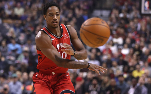DeMar DeRozan von den Toronto Raptors spielt im NBA-Spiel gegen die Wizards einen Pass.