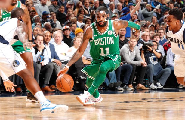 Kyrie Irving von den Boston Celtics dribbelt an drei Gegenspielern der Dallas Mavericks vorbei.