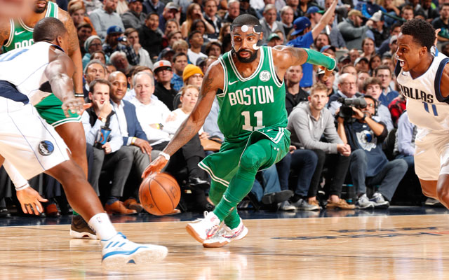 Kyrie Irving von den Boston Celtics dribbelt an drei Gegenspielern der Dallas Mavericks vorbei.