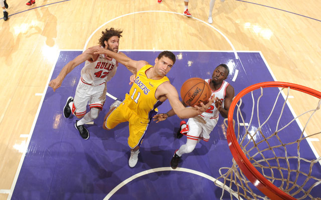 Robin Lopez von den Los Angeles Lakers punktet im Duell mit zwei Verteidigern der Chicago Bulls.