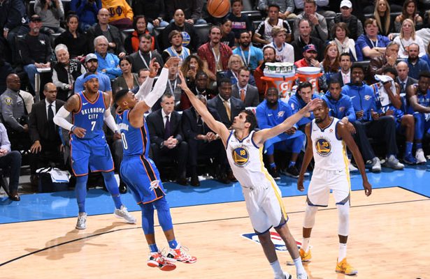 Russell Westbrook von den Oklahoma City Thunder wirft im Spiel gegen die Golden State Warriors auf den Korb.