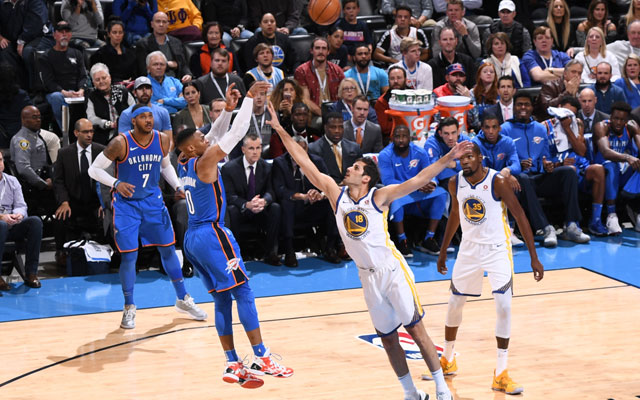 Russell Westbrook von den Oklahoma City Thunder wirft im Spiel gegen die Golden State Warriors auf den Korb.