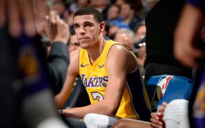 Lonzo Ball von den Los Angeles Lakers ruht sich in einer Auszeit seines Teams aus.