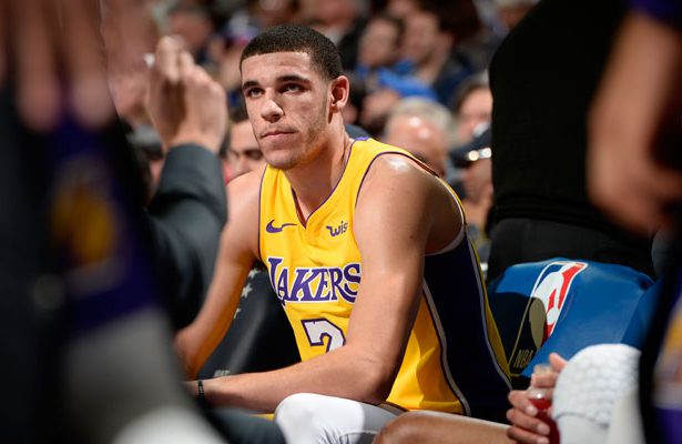 Ball211217 Lonzo Ball von den Los Angeles Lakers ruht sich in einer Auszeit seines Teams aus.