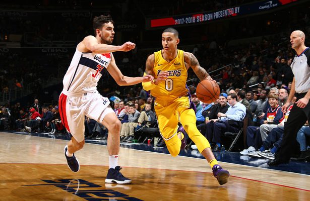 Kyle Kuzma von den Los Angeles Lakers zieht im NBA-Spiel gegen die Wizards an seinem Gegenspieler vorbei.