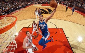 Ben Simmons von den Philadelphia 76ers schließt per Korbleger ab.
