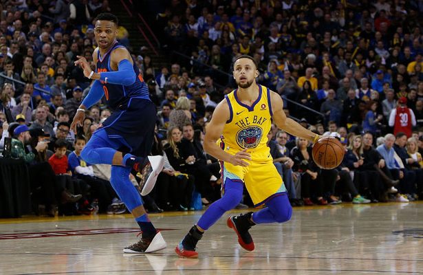 Steph Curry von den Golden State Warriors kommt im Duell mit Russell Westbrook zum Wurf.