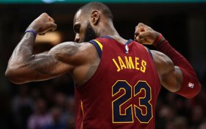 LeBron James zeigt bei einem NBA-Spiel der Cleveland Cavaliers gegen die Los Angeles Lakers seine Muskeln.