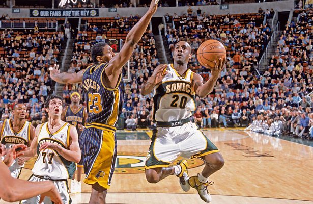 Gary Payton kommt im Trikot der Seattle SuperSonics zu einem Korbleger.