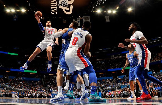 Blake Griffin von den Detroit Pistons beim Korbleger.