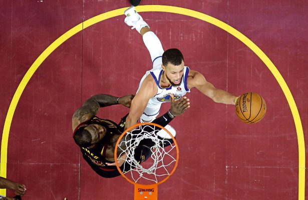 Steph Curry von den Golden State Warriors kommt im Duell mit Cavaliers-Star LeBron James zum Abschluss.