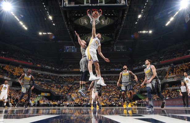 Klay Thompson von den Golden State Warriors erzielt in einem NBA-Spiel einen Korb.