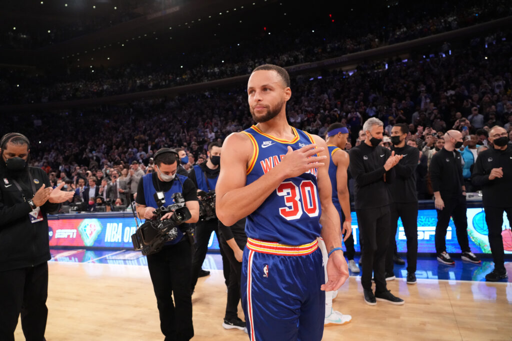 Stephen Curry hat in New York Geschichte geschrieben: Seit dem 14. Dezember 2021 ist er der Spieler mit den meisten Dreiern der NBA-Historie (Foto: Getty Images)