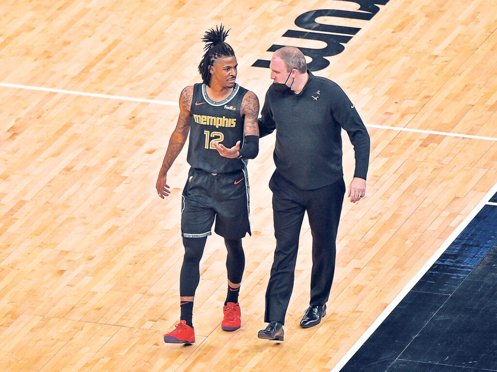 Ja Morant (l.) von den Memphis Grizzlies spricht mit Head Coach Taylor Jenkins während des Spiels des Play-in-Turniers gegen die San Antonio Spurs im FedExForum am 19. Mai 2021 in Memphis, Tennessee. (Foto: Justin Ford/Getty Images)
