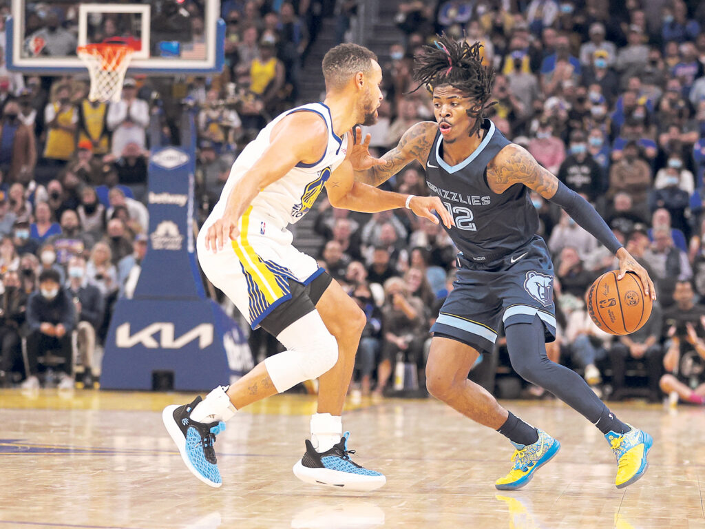 Mit dem Ball in der Hand ist Ja Morant, hier im Spiel seiner Memphis Grizzlies gegen die Golden State Warriors, fast nicht zu stoppen. (Foto: Ezra Shaw/Getty Images)