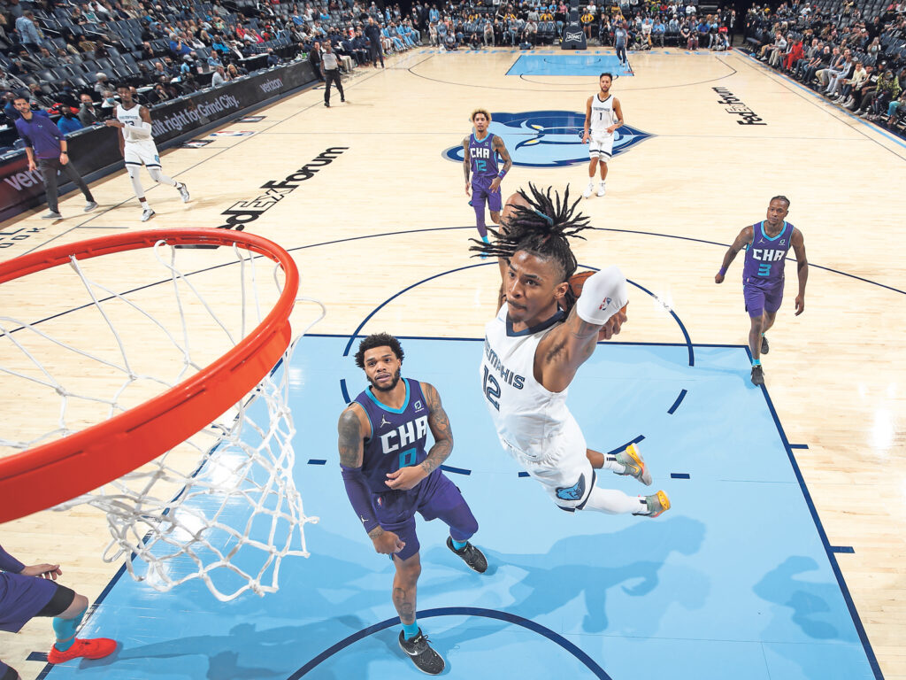 Ja Morant #12 (Memphis Grizzlies) setzt im Spiel gegen die Charlotte Hornets am 10. November 2021 zum Dunking an. (Foto: Joe Murphy/NBAE via Getty Images)