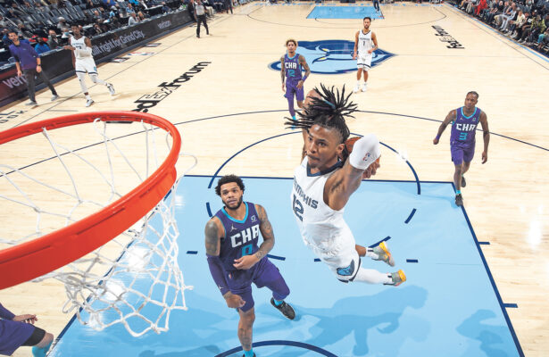 Ja Morant #12 (Memphis Grizzlies) setzt im Spiel gegen die Charlotte Hornets am 10. November 2021 zum Dunking an. (Foto: Joe Murphy/NBAE via Getty Images)