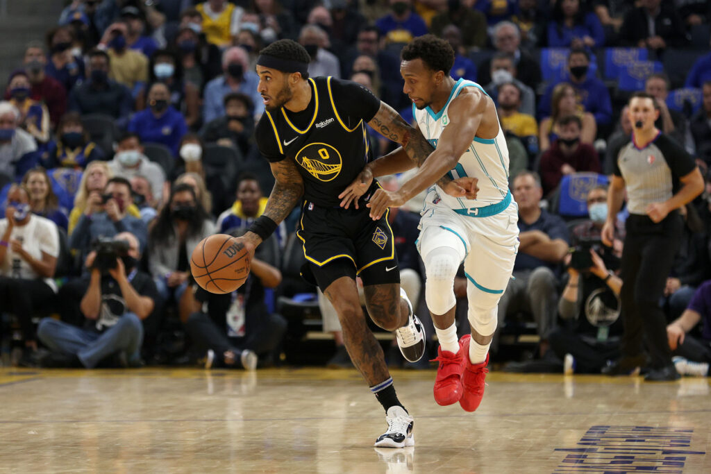 Gary Payton II (l., Golden State Warriors) im Duell mit Ish Smith (Charlotte Hornets) im Chase Center San Francisco, am 3. November 2021. (Foto: Ezra Shaw/Getty Images)