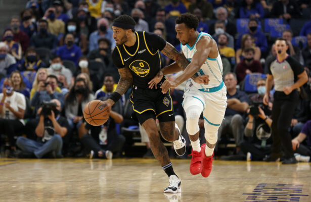 Gary Payton II im Spiel seiner Golden State Warriors gegen die Charlotte Hornets am 3. November 2021. Gary Payton II (l., Golden State Warriors) im Duell mit Ish Smith (Charlotte Hornets) im Chase Center San Francisco, am 3. November 2021. (Foto: Ezra Shaw/Getty Images)