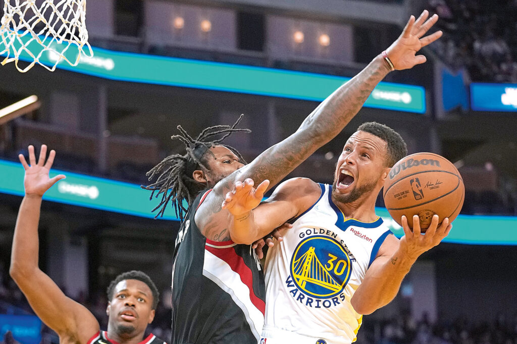 Stephen Curry (r.) zieht gegen Ben McLemore von den Portland Trail Blazers zum Korb. Die Renaissance der Golden State Warrions geht mit dem Wiedererstarken des siebenfachen NBA-Allstars einher. (Foto: Thearon W. Henderson/Getty Images)