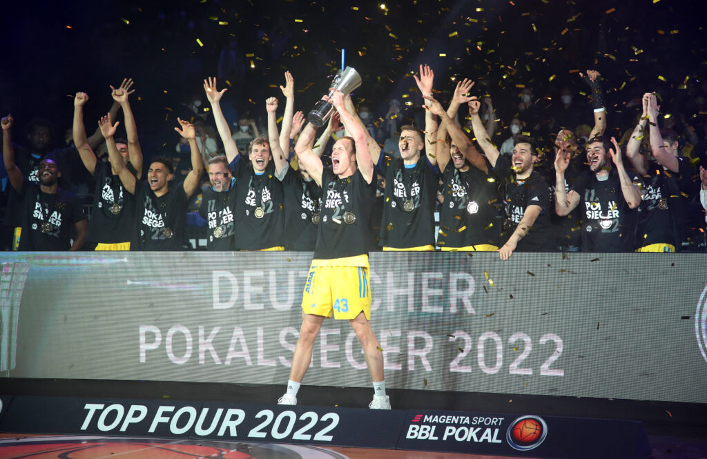 Pokalsieger Luke Sikma und sein Team feiern den 11. Titelerfolg von ALBA Berlin (Foto: imago / Contrast) 