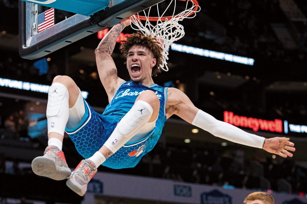 Auf und abseits des Courts steht LaMelo Ball, hier bei einem Dunk im Spiel gegen die Atlanta Hawks im Januar, für eine gute Show.